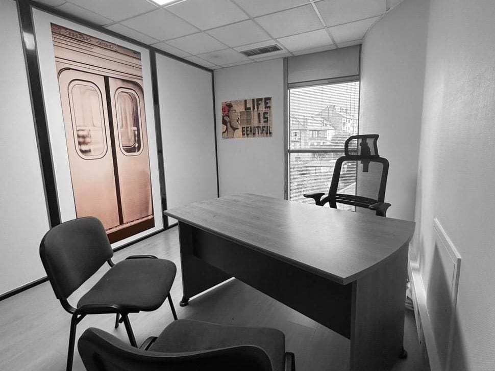 Bureau de consultation avec table, chaises et fenêtre au cabinet d’Annemasse
