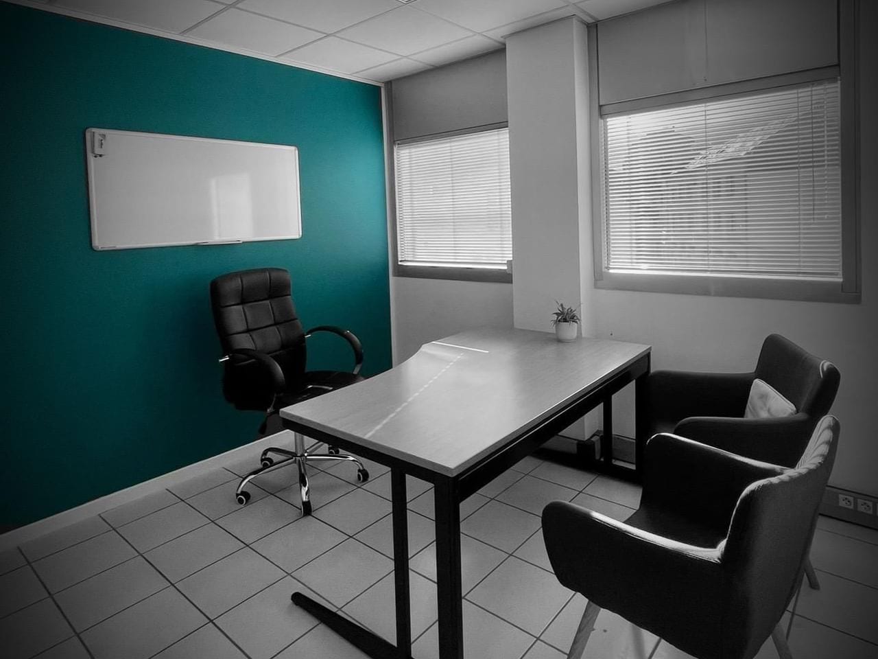 Salle de consultation avec table et fauteuils au cabinet d’Annemasse